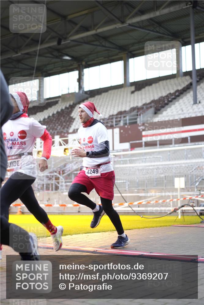 07.12.2025 - St. Pauli X-Mass-Run No. 15 Patografie http://msf.ph/oto/9369207 07.12.2025 11:23:01 Ziel 21, 69, 2023, 2373, 4249, 4824 meine-sportfotos.de