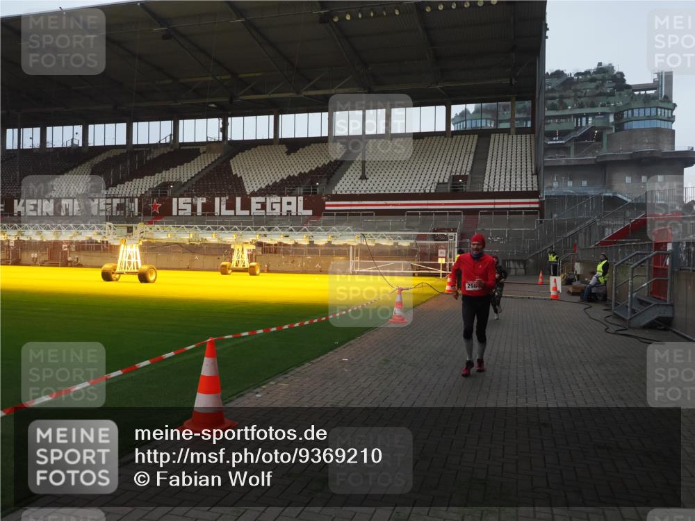 07.12.2025 - St. Pauli X-Mass-Run No. 15 Fabian Wolf http://msf.ph/oto/9369210 07.12.2025 09:57:43 Ziel 1292, 1293, 1377, 1395, 2678, 2984, 4030 meine-sportfotos.de