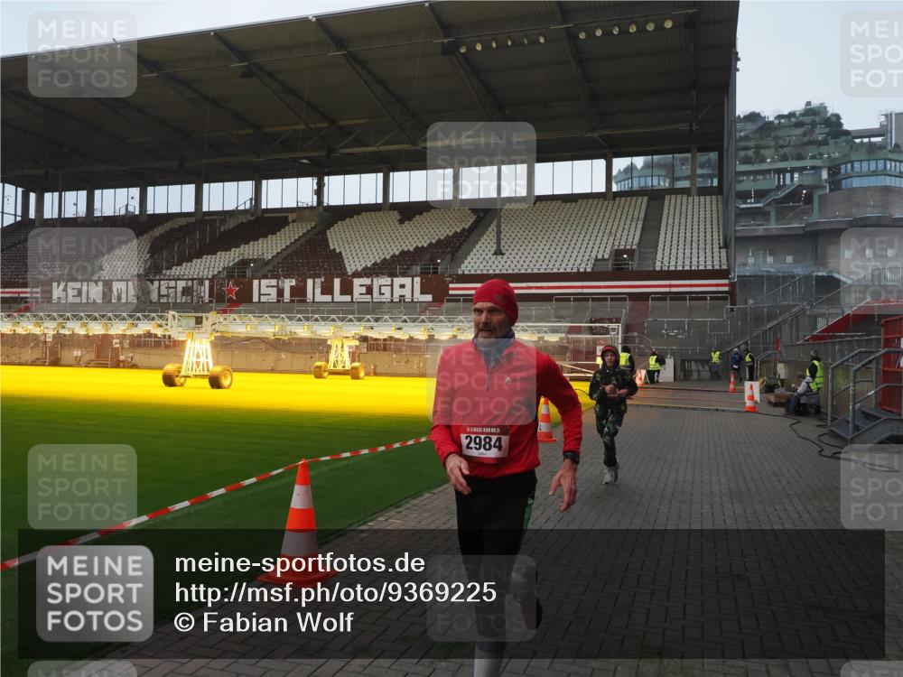 07.12.2025 - St. Pauli X-Mass-Run No. 15 Fabian Wolf http://msf.ph/oto/9369225 07.12.2025 09:57:45 Ziel 2678, 2984, 4030 meine-sportfotos.de