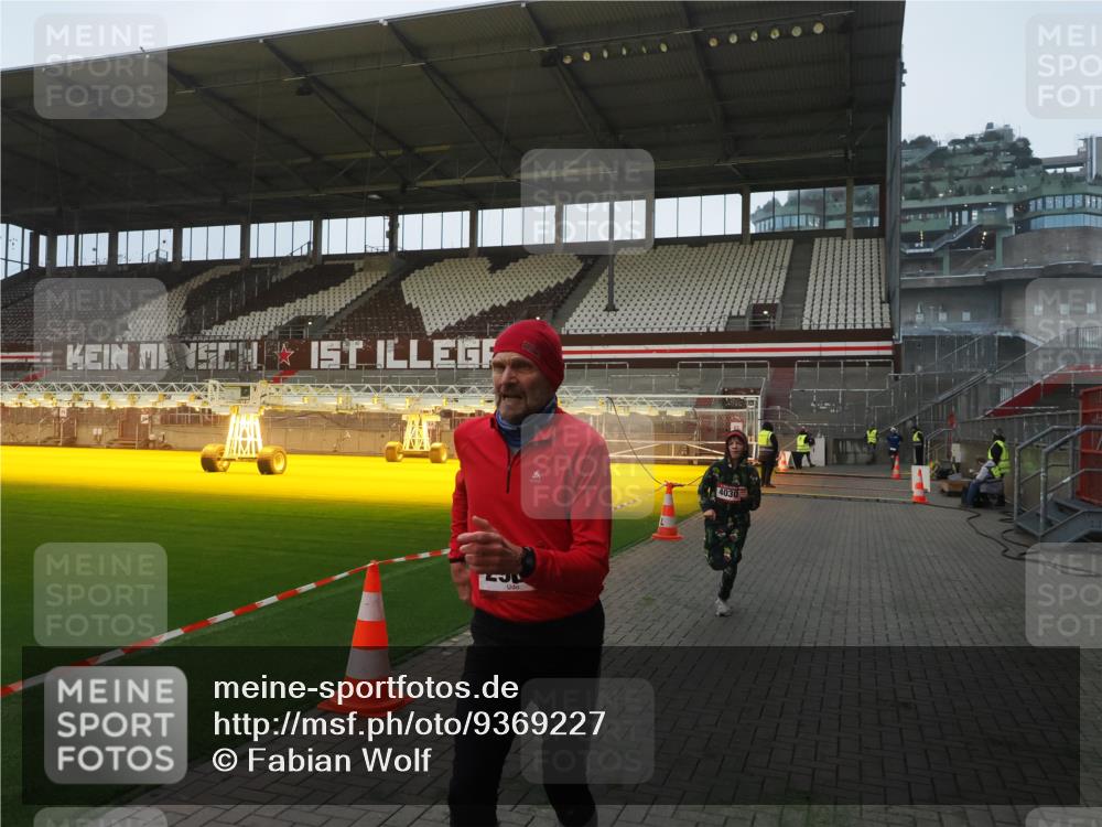 07.12.2025 - St. Pauli X-Mass-Run No. 15 Fabian Wolf http://msf.ph/oto/9369227 07.12.2025 09:57:45 Ziel 2678, 2984, 4030 meine-sportfotos.de