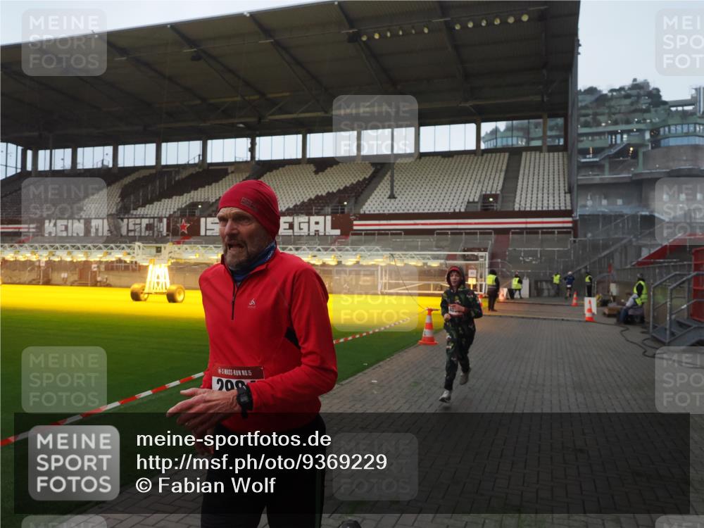 07.12.2025 - St. Pauli X-Mass-Run No. 15 Fabian Wolf http://msf.ph/oto/9369229 07.12.2025 09:57:45 Ziel 2678, 2984, 4030 meine-sportfotos.de