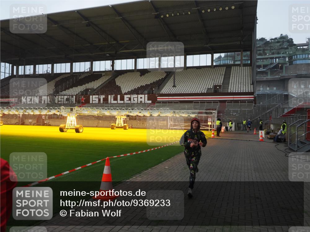 07.12.2025 - St. Pauli X-Mass-Run No. 15 Fabian Wolf http://msf.ph/oto/9369233 07.12.2025 09:57:46 Ziel 2678, 2984, 4030 meine-sportfotos.de