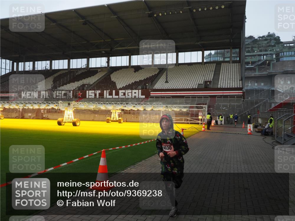 07.12.2025 - St. Pauli X-Mass-Run No. 15 Fabian Wolf http://msf.ph/oto/9369238 07.12.2025 09:57:46 Ziel 2678, 2984, 4030 meine-sportfotos.de