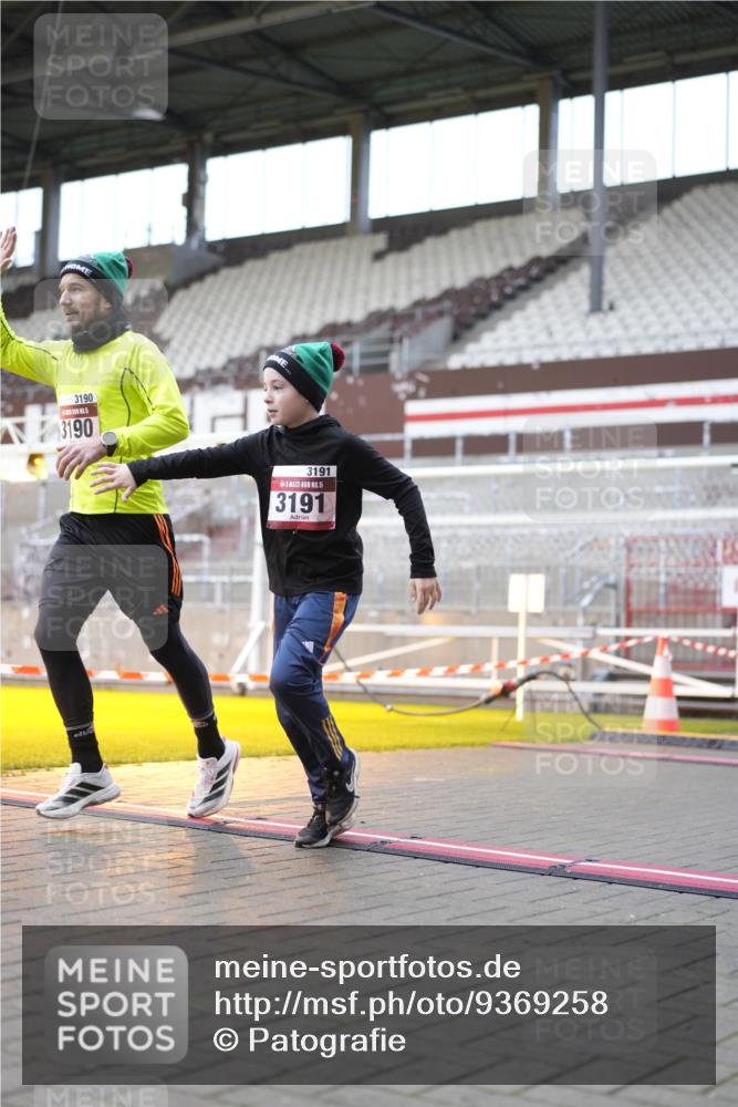 07.12.2025 - St. Pauli X-Mass-Run No. 15 Patografie http://msf.ph/oto/9369258 07.12.2025 11:23:34 Ziel 2037, 2387, 2389, 2409, 3190, 3191, 3302, 4648 meine-sportfotos.de