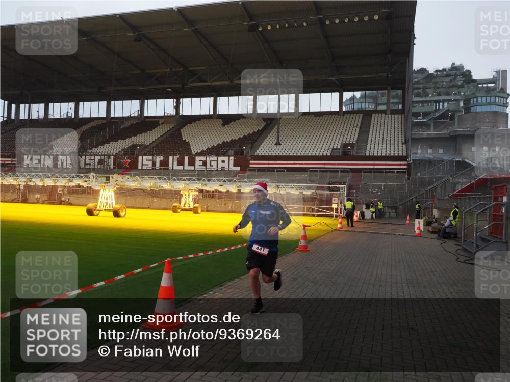 07.12.2025 - St. Pauli X-Mass-Run No. 15 Fabian Wolf http://msf.ph/oto/9369264 07.12.2025 09:57:56 Ziel 441, 2984, 4030 meine-sportfotos.de