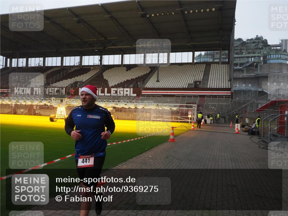 07.12.2025 - St. Pauli X-Mass-Run No. 15 Fabian Wolf http://msf.ph/oto/9369275 07.12.2025 09:57:57 Ziel 441, 2984, 4030 meine-sportfotos.de