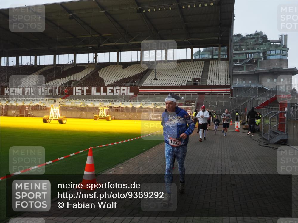 07.12.2025 - St. Pauli X-Mass-Run No. 15 Fabian Wolf http://msf.ph/oto/9369292 07.12.2025 09:58:20 Ziel 238, 261, 1173, 1633, 1774, 2205, 3405, 3515, 4206 meine-sportfotos.de