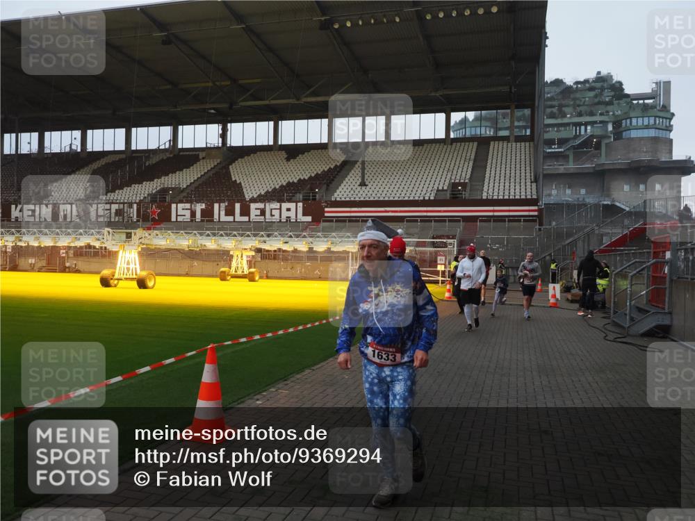 07.12.2025 - St. Pauli X-Mass-Run No. 15 Fabian Wolf http://msf.ph/oto/9369294 07.12.2025 09:58:20 Ziel 238, 261, 1173, 1633, 1774, 2205, 3405, 3515, 4206 meine-sportfotos.de