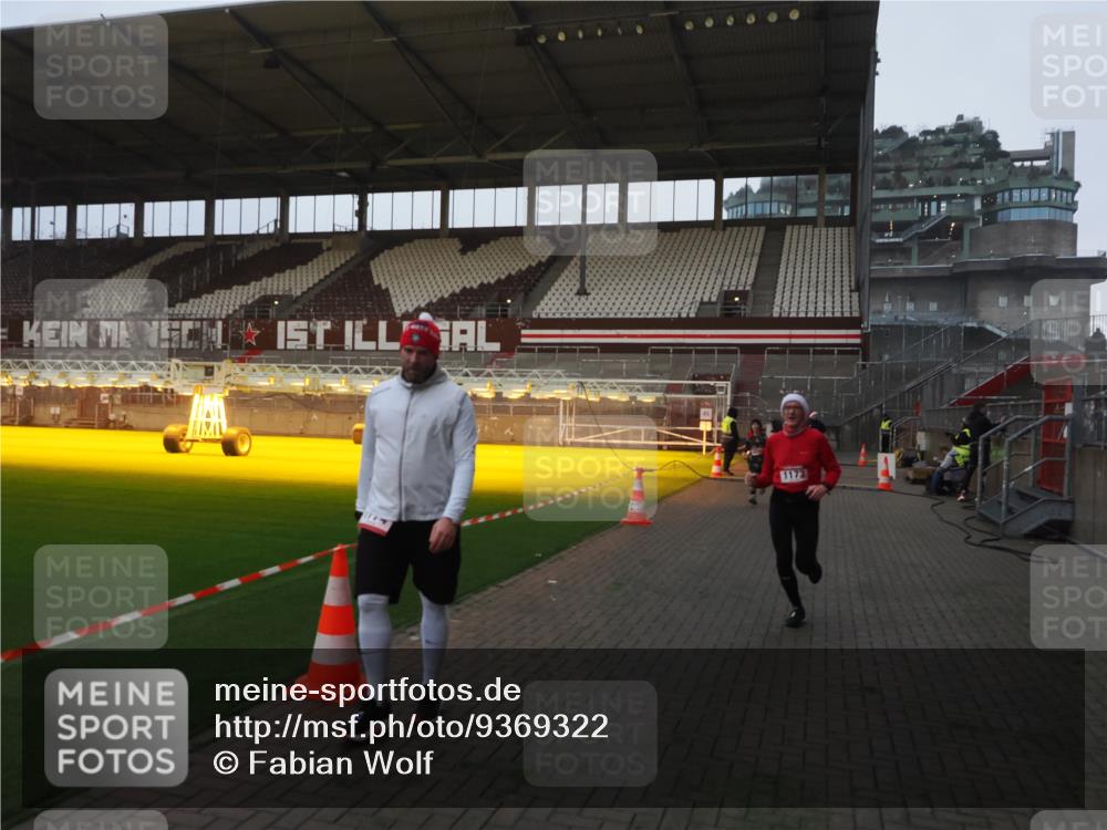 07.12.2025 - St. Pauli X-Mass-Run No. 15 Fabian Wolf http://msf.ph/oto/9369322 07.12.2025 09:58:25 Ziel 238, 261, 483, 1173, 1633, 1774, 2205, 3515, 4031, 4206 meine-sportfotos.de