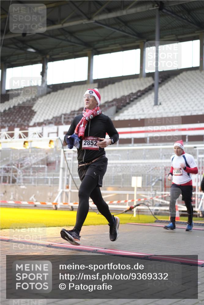 07.12.2025 - St. Pauli X-Mass-Run No. 15 Patografie http://msf.ph/oto/9369332 07.12.2025 11:24:29 Ziel 672, 1320, 1752, 1773, 2399, 2400, 2402, 2448, 2480, 2605, 2606, 2852, 3092, 3194 meine-sportfotos.de