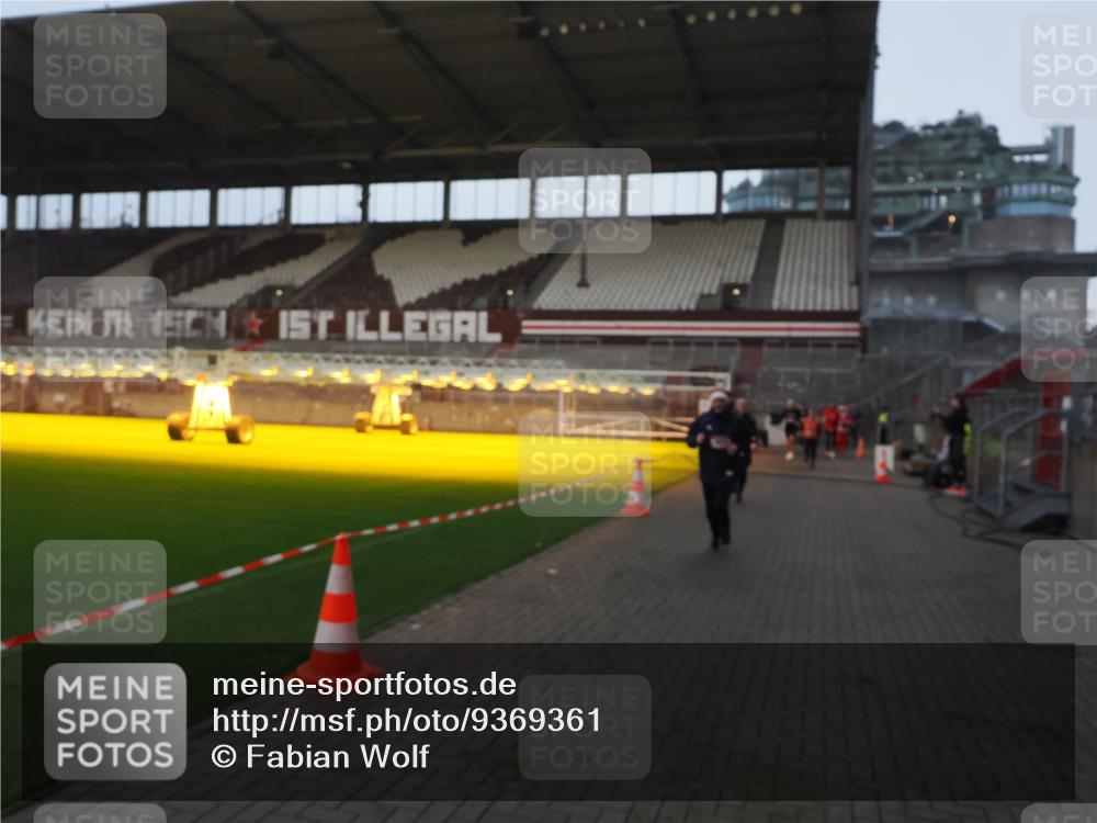 07.12.2025 - St. Pauli X-Mass-Run No. 15 Fabian Wolf http://msf.ph/oto/9369361 07.12.2025 09:58:30 Ziel 238, 261, 483, 532, 1173, 1603, 1633, 1774, 2205, 3515, 4031, 4206 meine-sportfotos.de