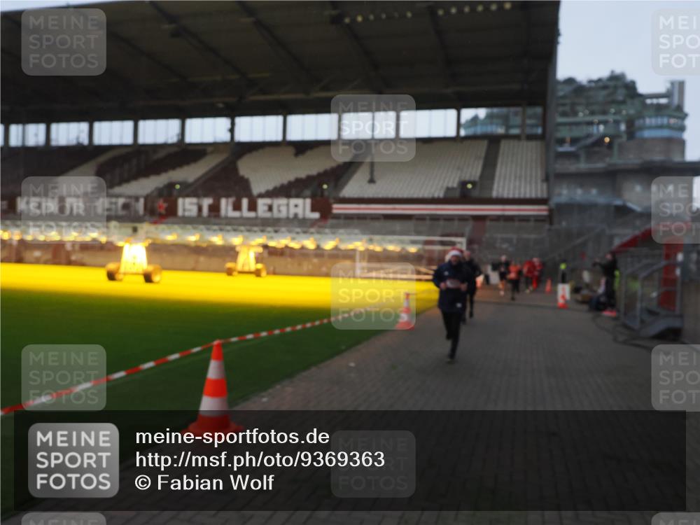 07.12.2025 - St. Pauli X-Mass-Run No. 15 Fabian Wolf http://msf.ph/oto/9369363 07.12.2025 09:58:31 Ziel 238, 261, 483, 532, 1173, 1528, 1603, 1633, 1774, 2205, 3515, 4031, 4206 meine-sportfotos.de
