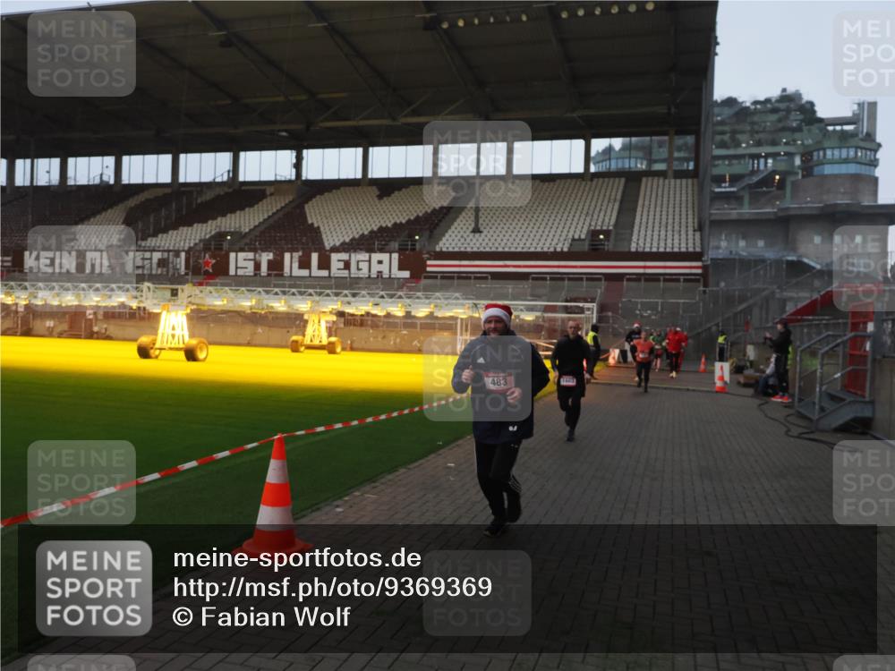 07.12.2025 - St. Pauli X-Mass-Run No. 15 Fabian Wolf http://msf.ph/oto/9369369 07.12.2025 09:58:32 Ziel 238, 261, 483, 532, 1003, 1173, 1528, 1603, 1633, 1774, 2205, 3515, 4031, 4206 meine-sportfotos.de
