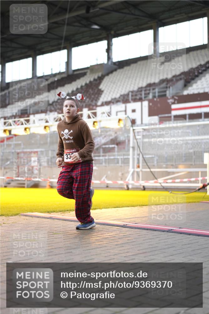 07.12.2025 - St. Pauli X-Mass-Run No. 15 Patografie http://msf.ph/oto/9369370 07.12.2025 11:24:40 Ziel 705, 1320, 1346, 1384, 1427, 1752, 2447, 2448, 2480, 2852, 2859, 2869, 3092, 3193, 3194, 3195, 3306, 4632 meine-sportfotos.de