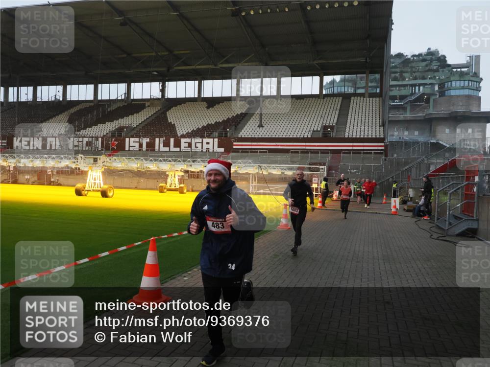07.12.2025 - St. Pauli X-Mass-Run No. 15 Fabian Wolf http://msf.ph/oto/9369376 07.12.2025 09:58:32 Ziel 238, 261, 483, 532, 1003, 1173, 1528, 1603, 1633, 1774, 2205, 3515, 4031, 4206 meine-sportfotos.de