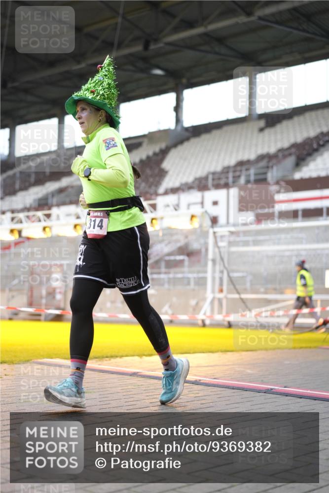 07.12.2025 - St. Pauli X-Mass-Run No. 15 Patografie http://msf.ph/oto/9369382 07.12.2025 11:24:48 Ziel 705, 1346, 1384, 1427, 1752, 2447, 2859, 2869, 3193, 3195, 3306, 3314, 4632 meine-sportfotos.de