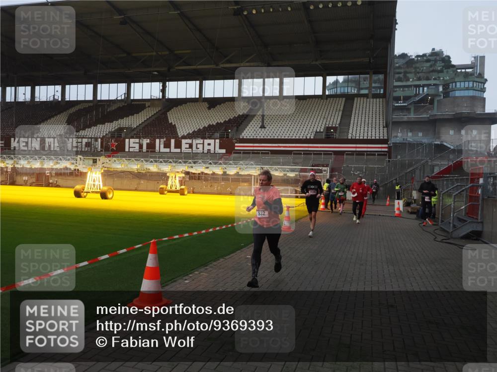 07.12.2025 - St. Pauli X-Mass-Run No. 15 Fabian Wolf http://msf.ph/oto/9369393 07.12.2025 09:58:35 Ziel 238, 261, 483, 532, 1003, 1115, 1173, 1528, 1603, 1782, 1785, 2205, 2392, 3308, 4031, 4206 meine-sportfotos.de