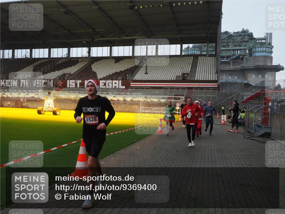 07.12.2025 - St. Pauli X-Mass-Run No. 15 Fabian Wolf http://msf.ph/oto/9369400 07.12.2025 09:58:38 Ziel 238, 261, 483, 532, 1003, 1115, 1173, 1528, 1542, 1603, 1782, 1785, 2392, 3308, 4031, 4206 meine-sportfotos.de