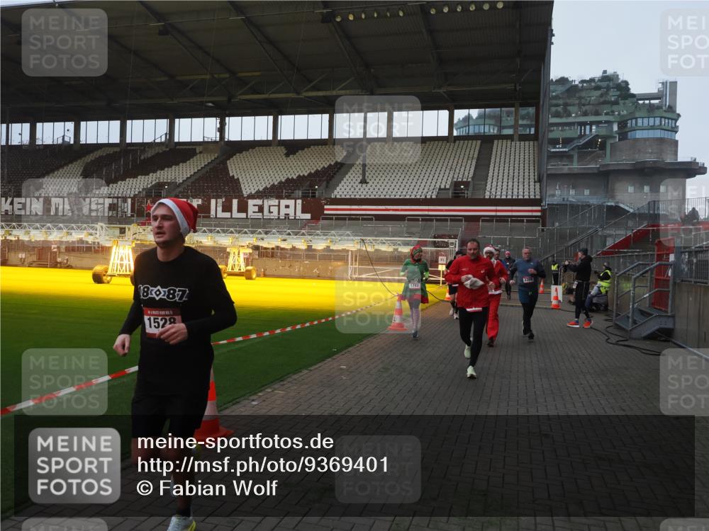 07.12.2025 - St. Pauli X-Mass-Run No. 15 Fabian Wolf http://msf.ph/oto/9369401 07.12.2025 09:58:38 Ziel 238, 261, 483, 532, 1003, 1115, 1173, 1528, 1542, 1603, 1782, 1785, 2392, 3308, 4031, 4206 meine-sportfotos.de