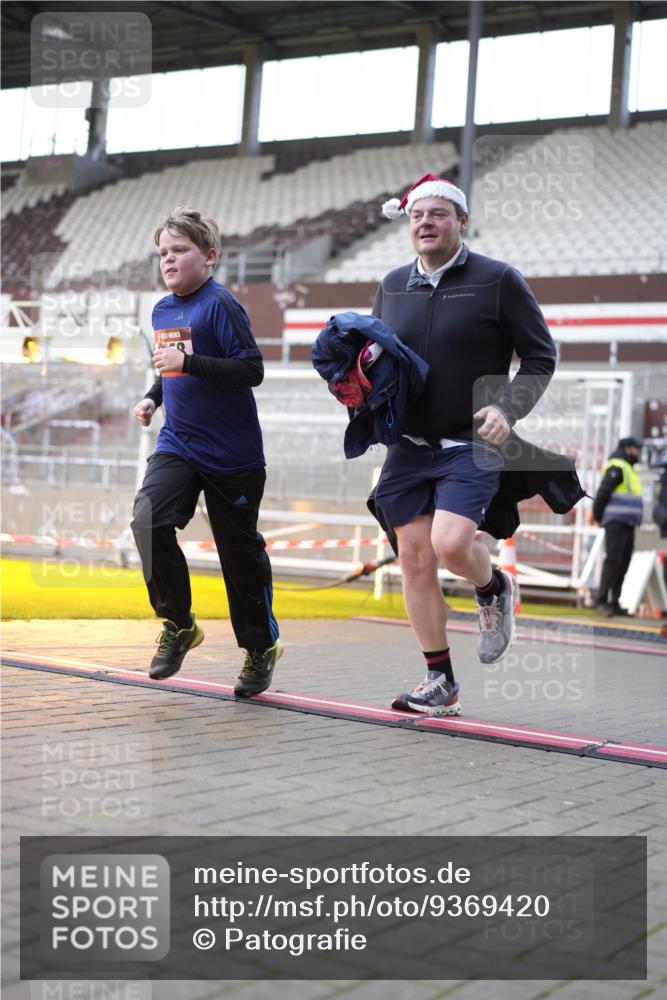 07.12.2025 - St. Pauli X-Mass-Run No. 15 Patografie http://msf.ph/oto/9369420 07.12.2025 11:24:57 Ziel 470, 473, 1384, 1427, 1527, 1855, 1858, 2193, 2447, 2981, 2990, 3314, 4632, 5003 meine-sportfotos.de