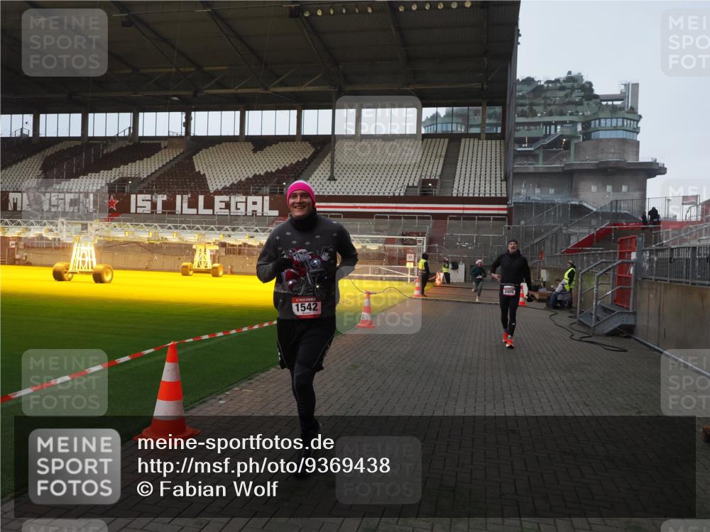 07.12.2025 - St. Pauli X-Mass-Run No. 15 Fabian Wolf http://msf.ph/oto/9369438 07.12.2025 09:58:44 Ziel 483, 532, 655, 1003, 1115, 1528, 1542, 1603, 1782, 1785, 2392, 3308 meine-sportfotos.de