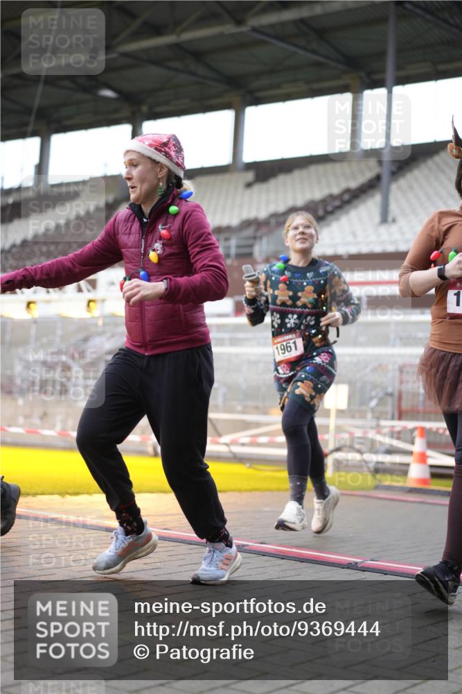 07.12.2025 - St. Pauli X-Mass-Run No. 15 Patografie http://msf.ph/oto/9369444 07.12.2025 11:25:04 Ziel 470, 473, 1527, 1544, 1855, 1858, 1961, 2151, 2193, 2244, 2981, 2990, 3126, 5003 meine-sportfotos.de