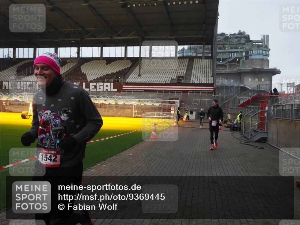 07.12.2025 - St. Pauli X-Mass-Run No. 15 Fabian Wolf http://msf.ph/oto/9369445 07.12.2025 09:58:44 Ziel 483, 532, 655, 1003, 1115, 1528, 1542, 1603, 1782, 1785, 2392, 3308 meine-sportfotos.de