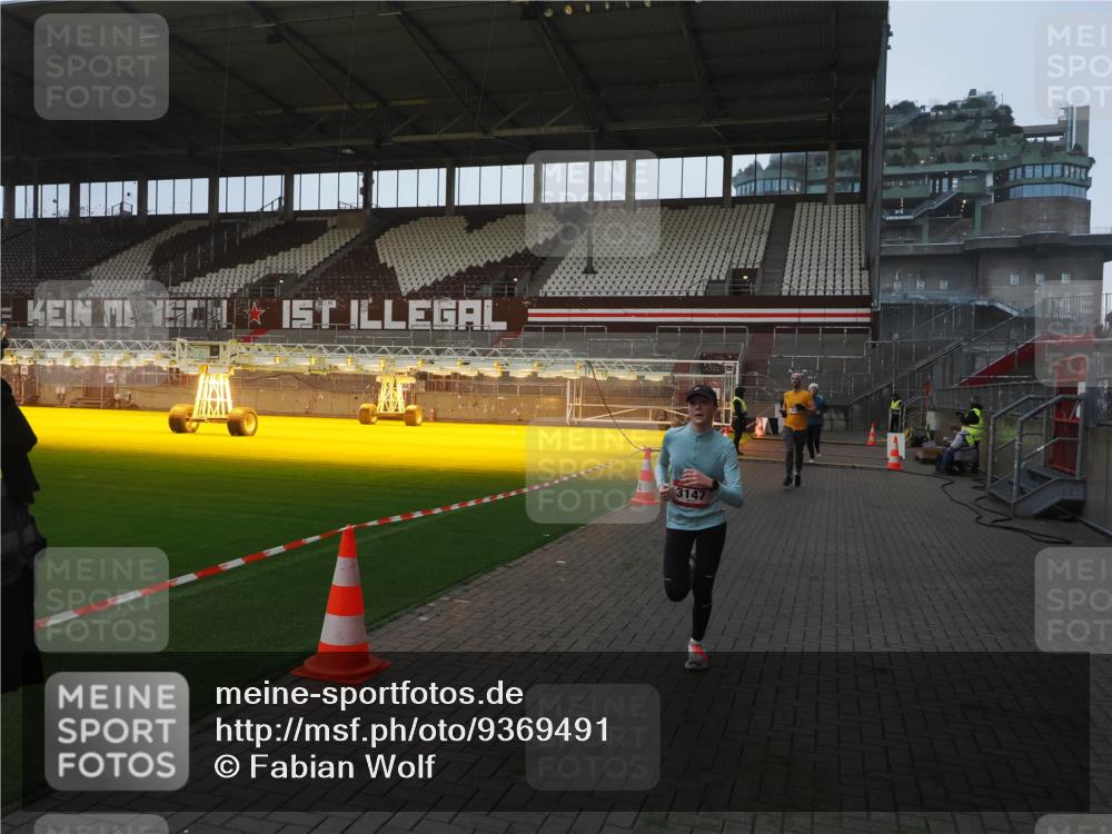 07.12.2025 - St. Pauli X-Mass-Run No. 15 Fabian Wolf http://msf.ph/oto/9369491 07.12.2025 09:59:02 Ziel 655, 2529, 3147, 3345 meine-sportfotos.de