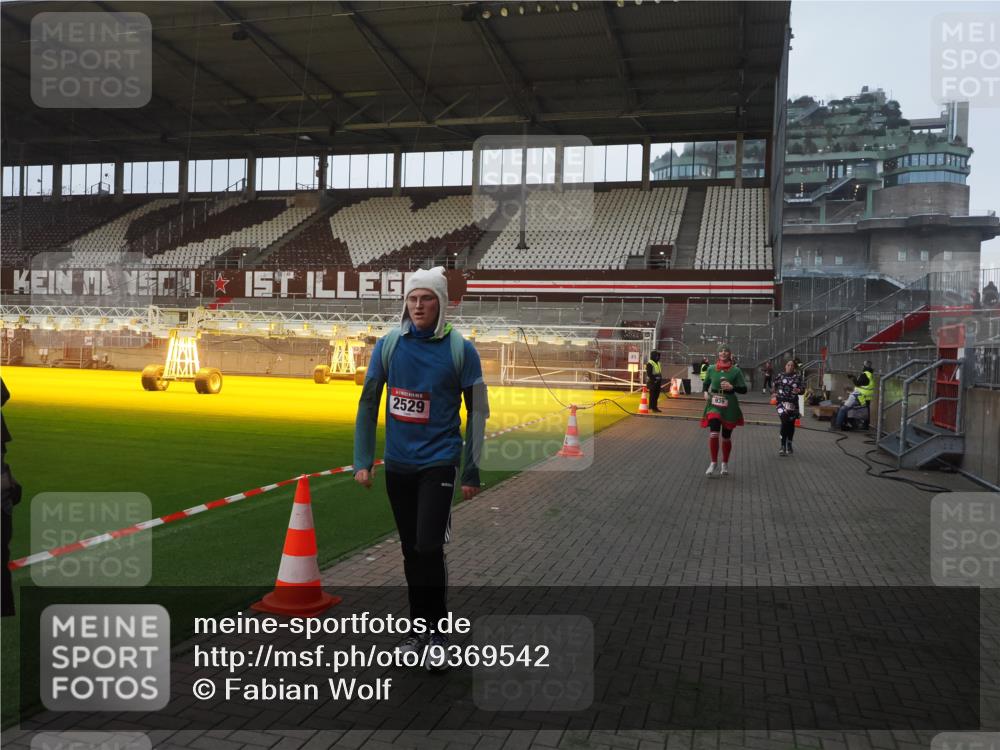 07.12.2025 - St. Pauli X-Mass-Run No. 15 Fabian Wolf http://msf.ph/oto/9369542 07.12.2025 09:59:13 Ziel 939, 1120, 2529, 3147, 3345 meine-sportfotos.de