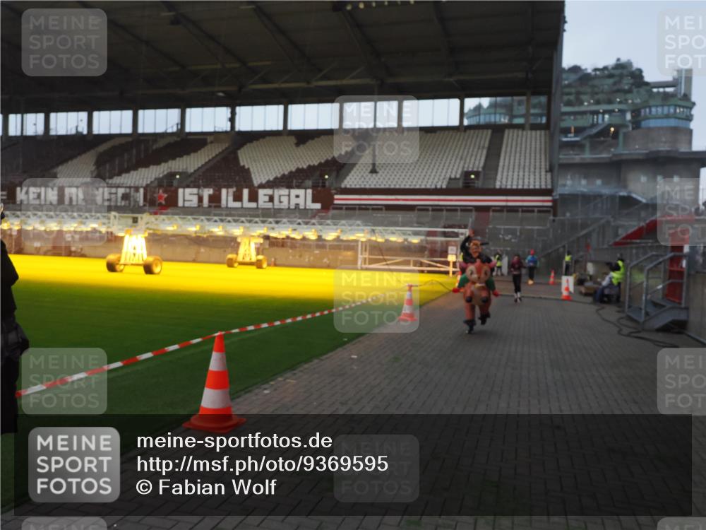 07.12.2025 - St. Pauli X-Mass-Run No. 15 Fabian Wolf http://msf.ph/oto/9369595 07.12.2025 09:59:19 Ziel 939, 1120, 2207, 2529, 2657, 3345 meine-sportfotos.de