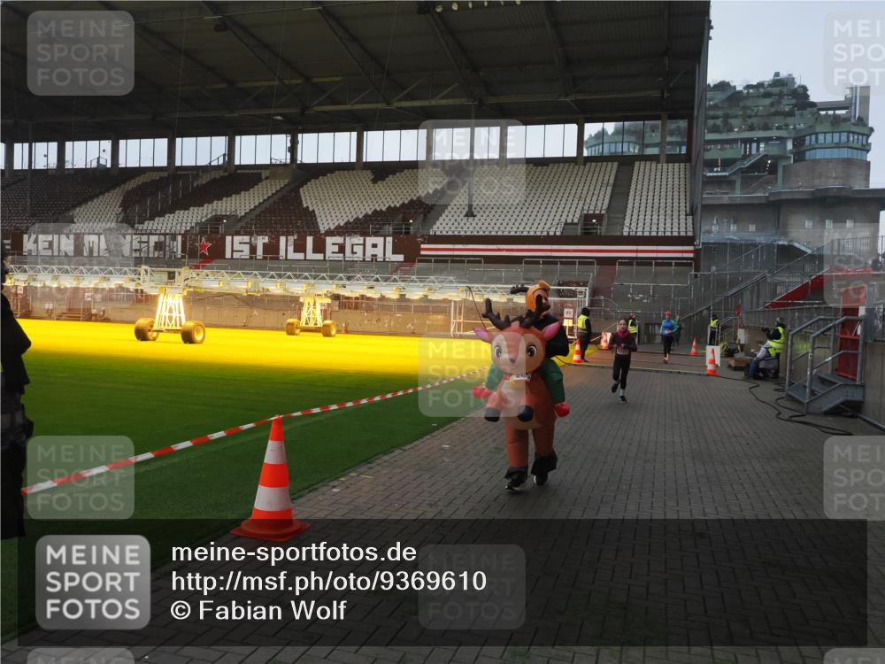 07.12.2025 - St. Pauli X-Mass-Run No. 15 Fabian Wolf http://msf.ph/oto/9369610 07.12.2025 09:59:21 Ziel 939, 1120, 2204, 2207, 2529, 2657 meine-sportfotos.de