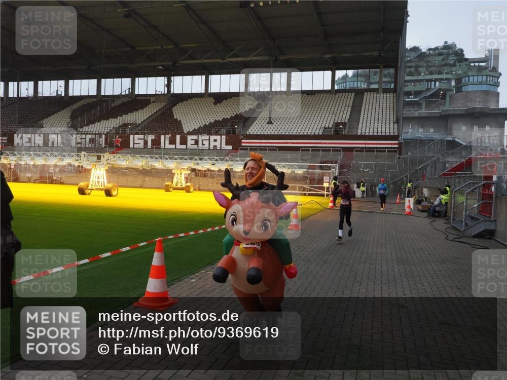 07.12.2025 - St. Pauli X-Mass-Run No. 15 Fabian Wolf http://msf.ph/oto/9369619 07.12.2025 09:59:22 Ziel 939, 1120, 2204, 2207, 2657 meine-sportfotos.de