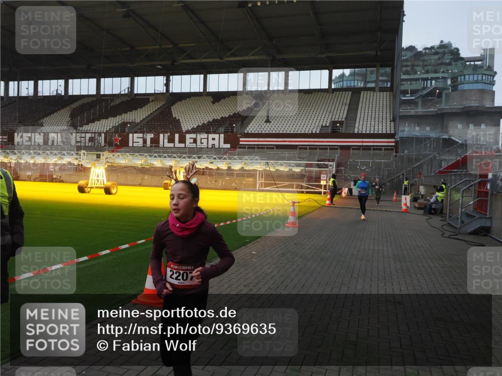 07.12.2025 - St. Pauli X-Mass-Run No. 15 Fabian Wolf http://msf.ph/oto/9369635 07.12.2025 09:59:24 Ziel 939, 1120, 2204, 2207, 2657, 4029 meine-sportfotos.de