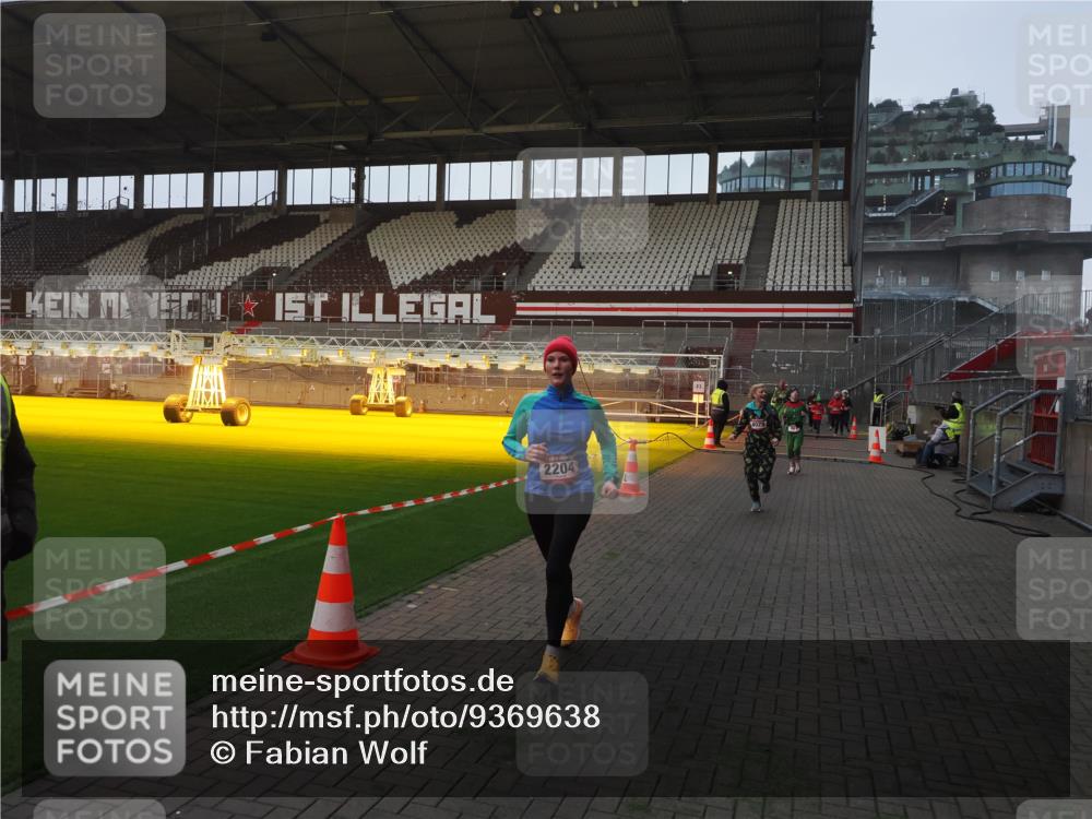 07.12.2025 - St. Pauli X-Mass-Run No. 15 Fabian Wolf http://msf.ph/oto/9369638 07.12.2025 09:59:28 Ziel 939, 961, 1120, 2204, 2207, 2657, 4029 meine-sportfotos.de