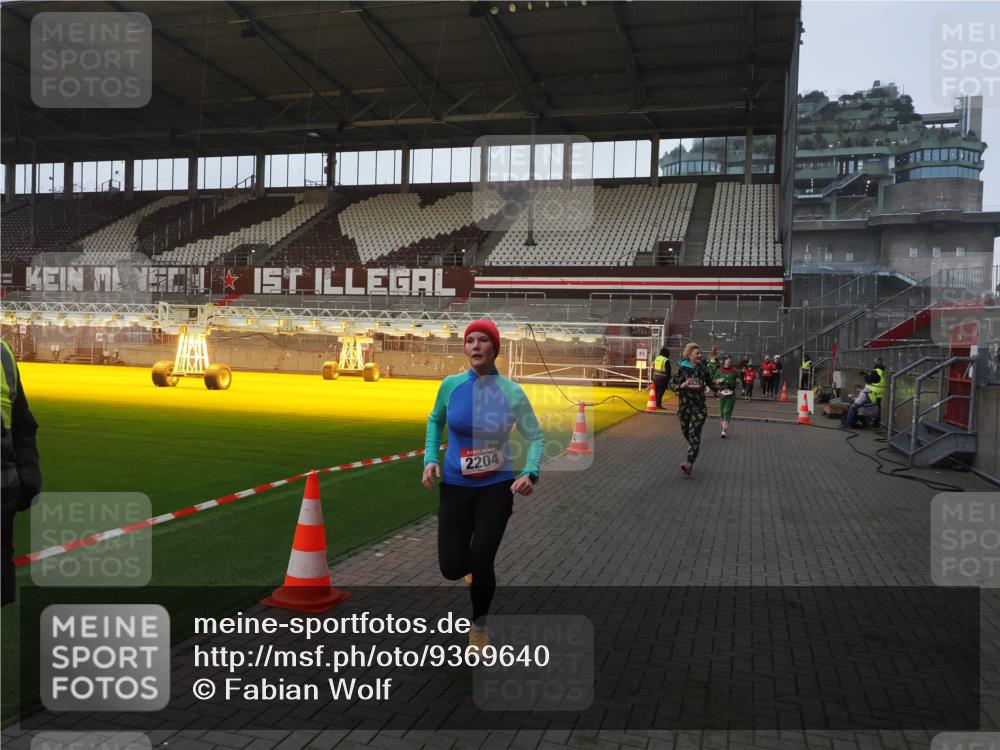 07.12.2025 - St. Pauli X-Mass-Run No. 15 Fabian Wolf http://msf.ph/oto/9369640 07.12.2025 09:59:28 Ziel 939, 961, 1120, 2204, 2207, 2657, 4029 meine-sportfotos.de
