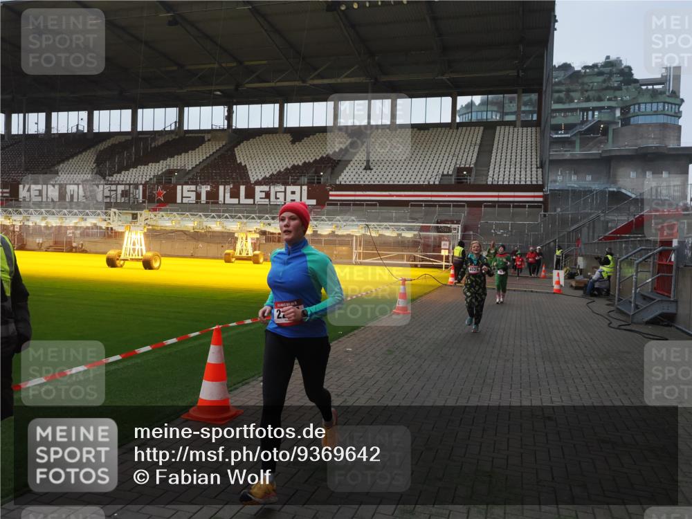 07.12.2025 - St. Pauli X-Mass-Run No. 15 Fabian Wolf http://msf.ph/oto/9369642 07.12.2025 09:59:28 Ziel 939, 961, 1120, 2204, 2207, 2657, 4029 meine-sportfotos.de