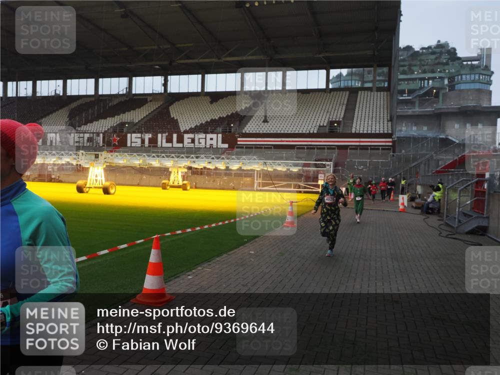 07.12.2025 - St. Pauli X-Mass-Run No. 15 Fabian Wolf http://msf.ph/oto/9369644 07.12.2025 09:59:29 Ziel 961, 1120, 2204, 2207, 2657, 4029 meine-sportfotos.de