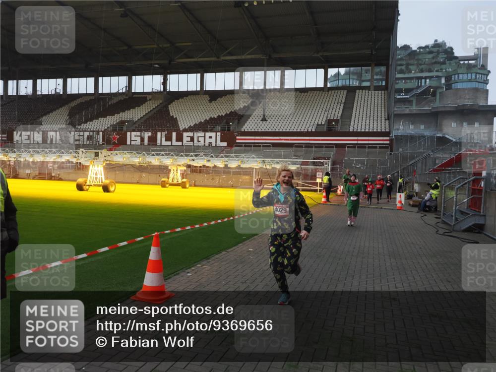 07.12.2025 - St. Pauli X-Mass-Run No. 15 Fabian Wolf http://msf.ph/oto/9369656 07.12.2025 09:59:30 Ziel 488, 961, 2204, 2207, 2657, 4029, 4052, 4465 meine-sportfotos.de