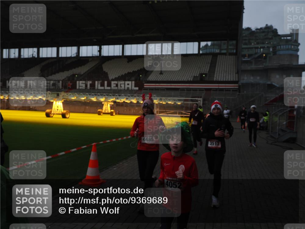 07.12.2025 - St. Pauli X-Mass-Run No. 15 Fabian Wolf http://msf.ph/oto/9369689 07.12.2025 09:59:37 Ziel 488, 910, 911, 961, 1763, 2204, 2207, 3513, 4029, 4051, 4052, 4465 meine-sportfotos.de