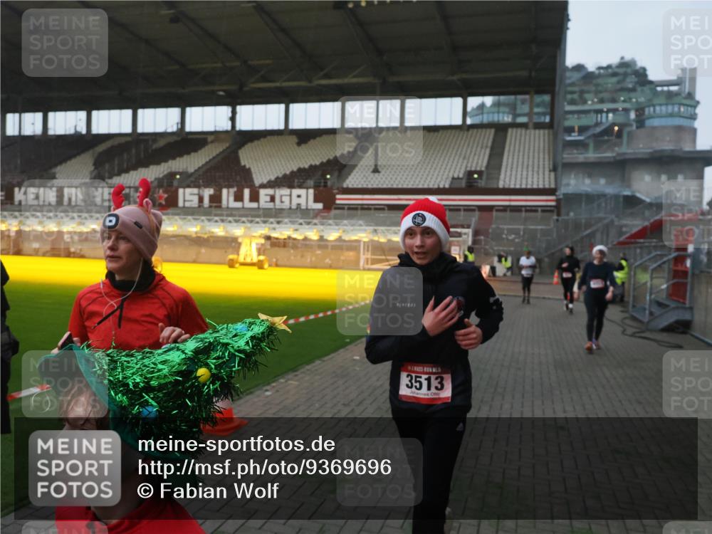 07.12.2025 - St. Pauli X-Mass-Run No. 15 Fabian Wolf http://msf.ph/oto/9369696 07.12.2025 09:59:37 Ziel 488, 910, 911, 961, 1763, 2204, 2207, 3513, 4029, 4051, 4052, 4465 meine-sportfotos.de