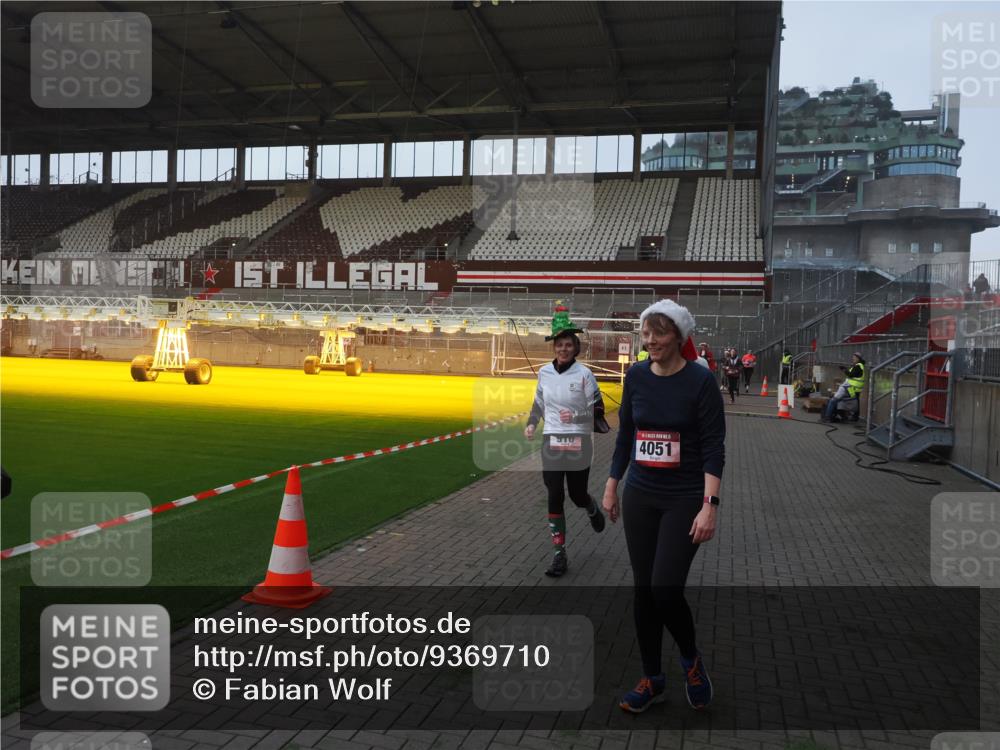 07.12.2025 - St. Pauli X-Mass-Run No. 15 Fabian Wolf http://msf.ph/oto/9369710 07.12.2025 09:59:42 Ziel 488, 910, 911, 961, 1763, 2186, 2729, 3513, 4029, 4051, 4052, 4465 meine-sportfotos.de
