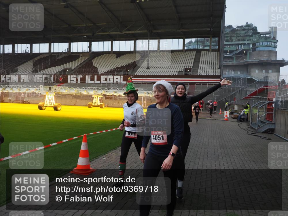 07.12.2025 - St. Pauli X-Mass-Run No. 15 Fabian Wolf http://msf.ph/oto/9369718 07.12.2025 09:59:42 Ziel 488, 910, 911, 961, 1763, 2186, 2729, 3513, 4029, 4051, 4052, 4465 meine-sportfotos.de
