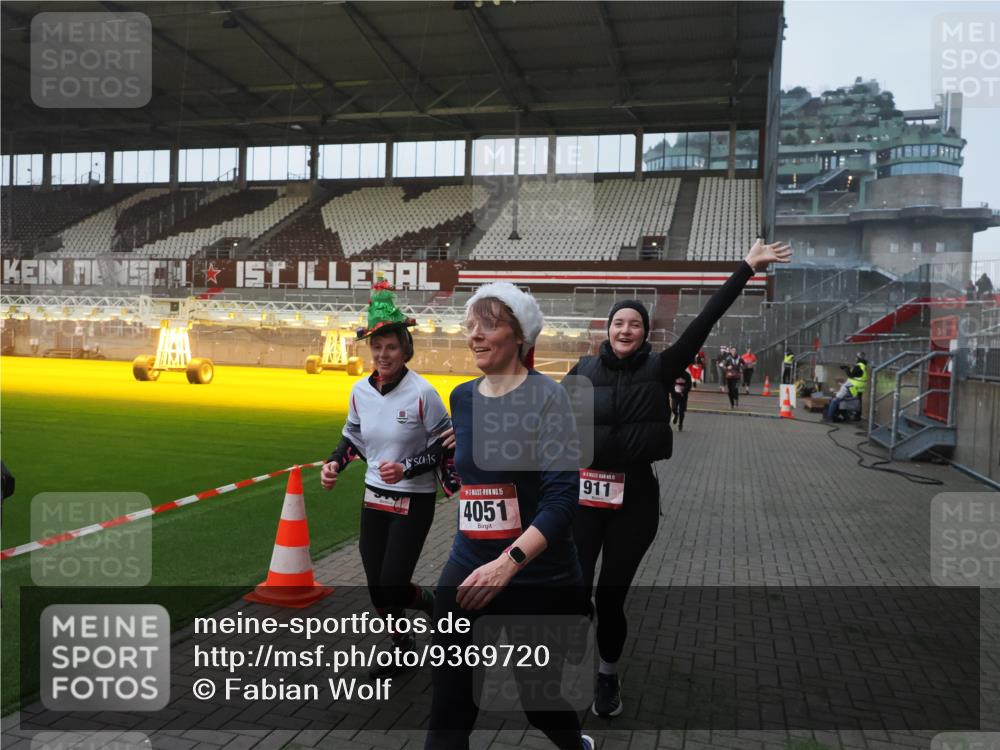 07.12.2025 - St. Pauli X-Mass-Run No. 15 Fabian Wolf http://msf.ph/oto/9369720 07.12.2025 09:59:43 Ziel 488, 910, 911, 961, 1763, 2186, 2729, 3513, 4029, 4051, 4052, 4465 meine-sportfotos.de