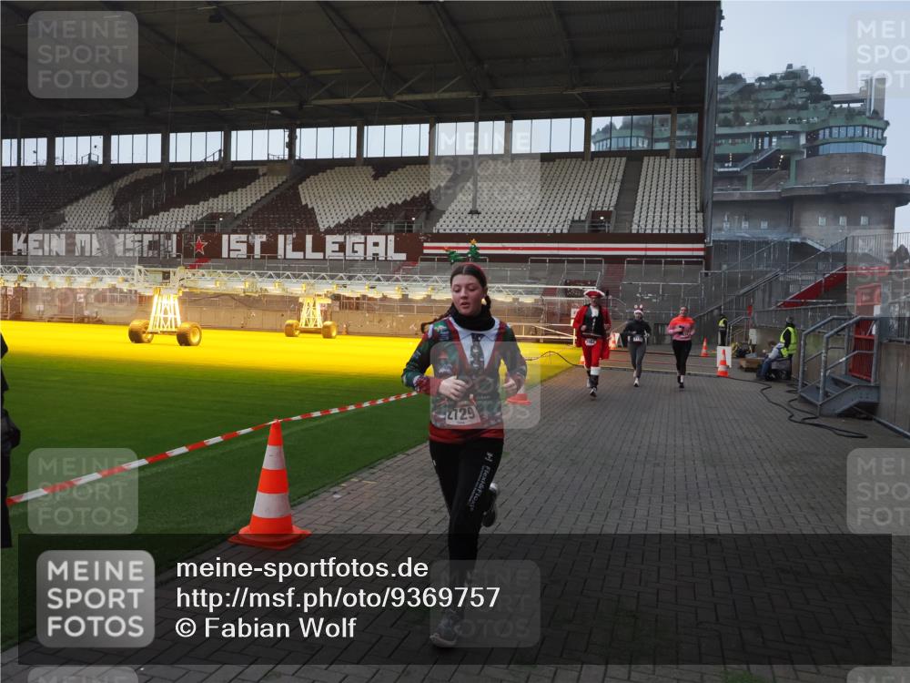 07.12.2025 - St. Pauli X-Mass-Run No. 15 Fabian Wolf http://msf.ph/oto/9369757 07.12.2025 09:59:48 Ziel 488, 910, 911, 934, 1112, 1763, 2186, 2729, 2964, 3513, 4051, 4052, 4465 meine-sportfotos.de