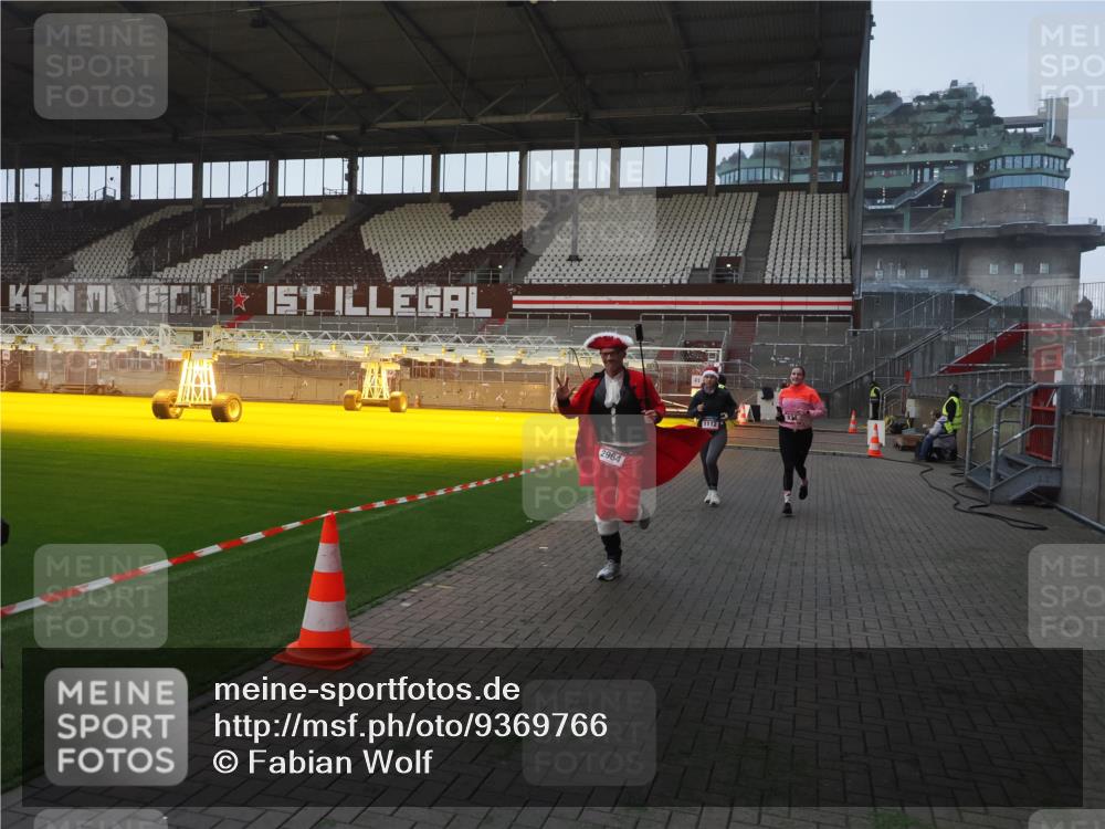 07.12.2025 - St. Pauli X-Mass-Run No. 15 Fabian Wolf http://msf.ph/oto/9369766 07.12.2025 09:59:50 Ziel 488, 910, 911, 934, 1112, 1763, 2186, 2729, 2964, 3513, 4051, 4052, 4465 meine-sportfotos.de
