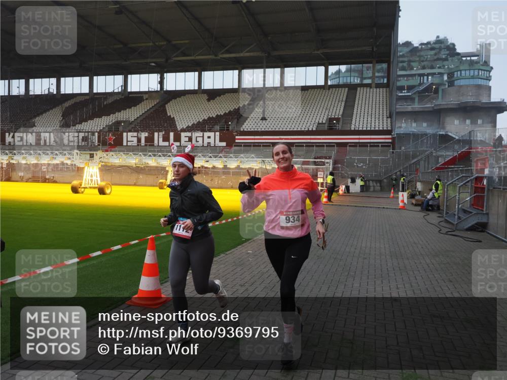 07.12.2025 - St. Pauli X-Mass-Run No. 15 Fabian Wolf http://msf.ph/oto/9369795 07.12.2025 09:59:52 Ziel 910, 911, 934, 1112, 2186, 2729, 2964, 3513 meine-sportfotos.de
