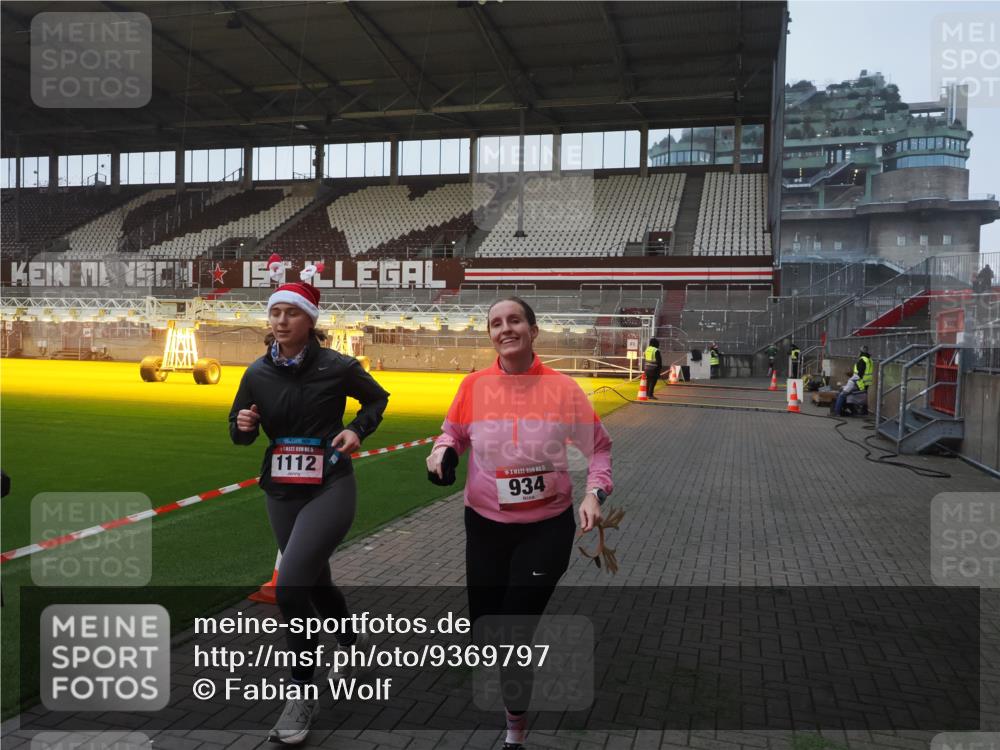 07.12.2025 - St. Pauli X-Mass-Run No. 15 Fabian Wolf http://msf.ph/oto/9369797 07.12.2025 09:59:53 Ziel 910, 911, 934, 1112, 2186, 2729, 2964 meine-sportfotos.de
