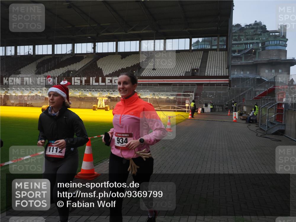 07.12.2025 - St. Pauli X-Mass-Run No. 15 Fabian Wolf http://msf.ph/oto/9369799 07.12.2025 09:59:53 Ziel 910, 911, 934, 1112, 2186, 2729, 2964 meine-sportfotos.de