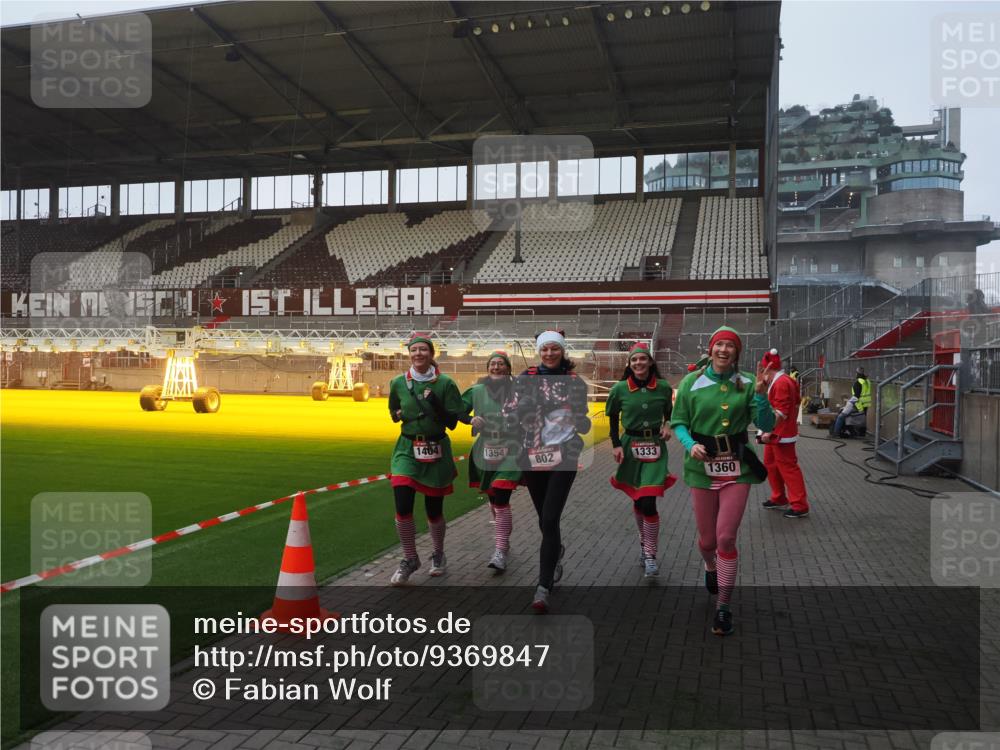 07.12.2025 - St. Pauli X-Mass-Run No. 15 Fabian Wolf http://msf.ph/oto/9369847 07.12.2025 10:00:08 Ziel 802, 1333, 1354, 1360, 1404, 2140, 2141, 4129 meine-sportfotos.de