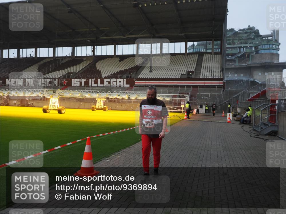 07.12.2025 - St. Pauli X-Mass-Run No. 15 Fabian Wolf http://msf.ph/oto/9369894 07.12.2025 10:00:15 Ziel 802, 1333, 1354, 1360, 1404, 2140, 2141, 4129 meine-sportfotos.de